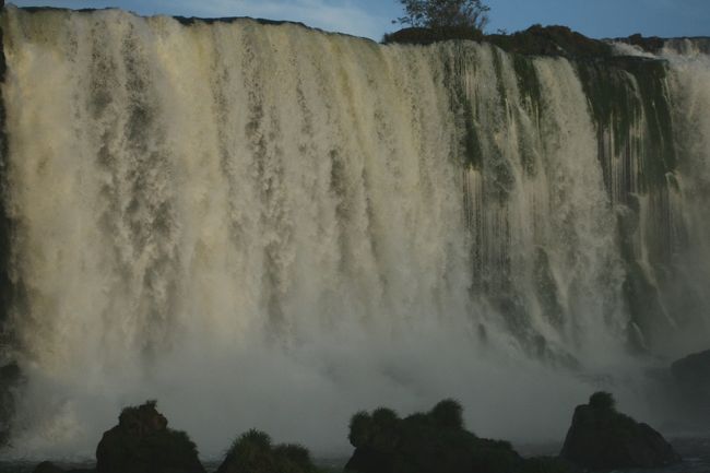 ブラジル側の歩道橋は約１ｋｍ、歩いて行くとアルゼンチン側の滝がまるでカーテンのように見える「大パノラマ」となる。 