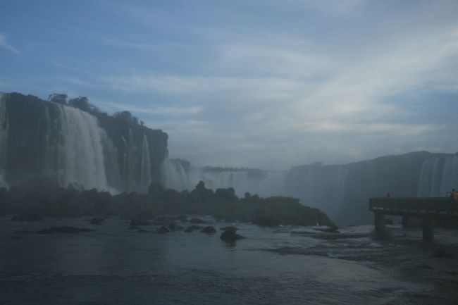 この位置での写真撮影は中々困難です。<br />水しぶきでメガネは見えなくなり、カメラのレンズも濡れてしまいます。