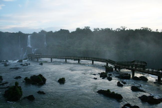 川中に設けられた長い展望橋