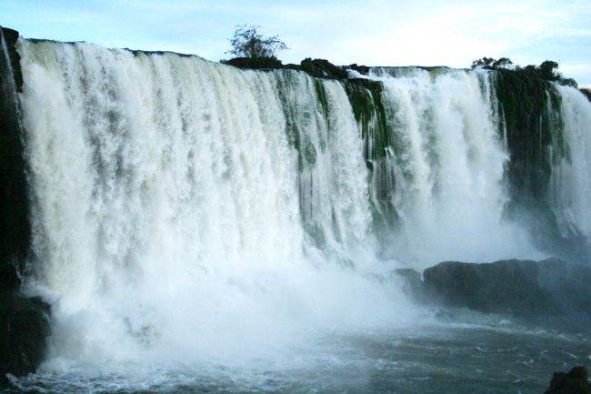 歩道橋から眺めたブラジル滝。<br />この壮観なパノラマ景観に暫し息をのんだ。