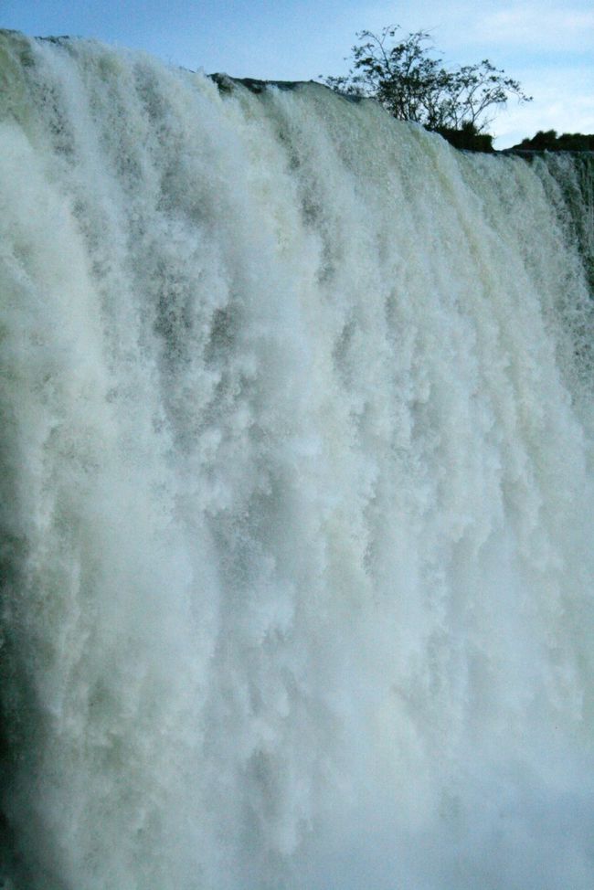 想像をはるかに超える壮観さ、その滝の流れの９０％はアルゼンチン側から流れている。