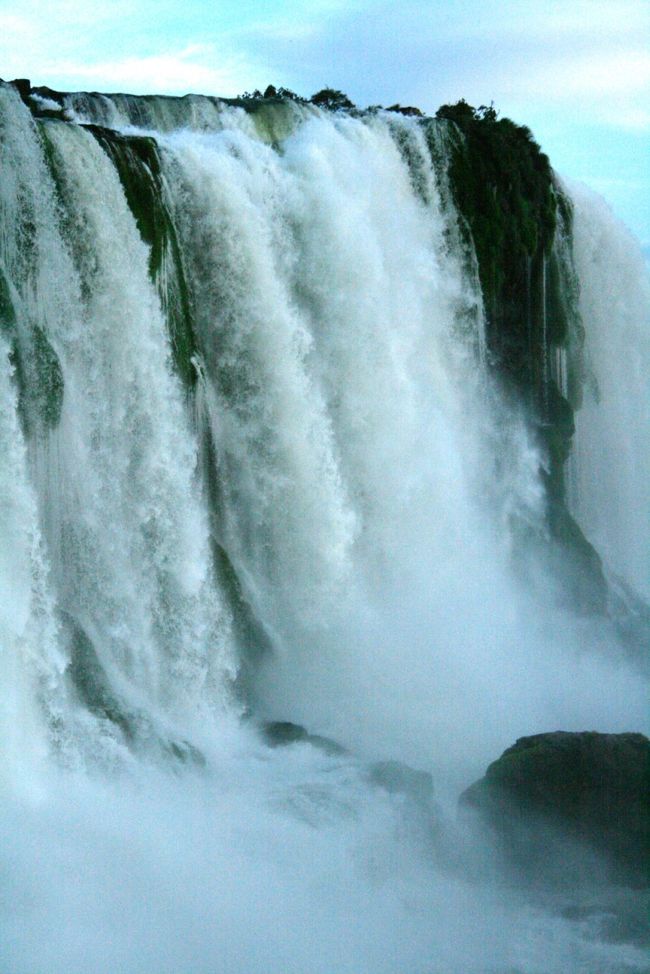 凄まじい風圧と水煙、轟音が全身に響きわたる。