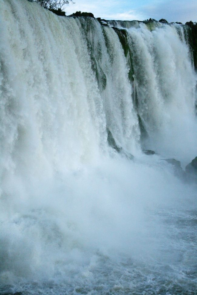 写真を見ているだけで、巨大な雷鳴のような轟きが聞こえてきそうです。