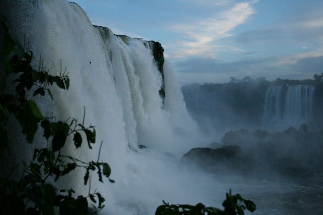 エレベーター横の展望台からブラジル側の滝を写す。