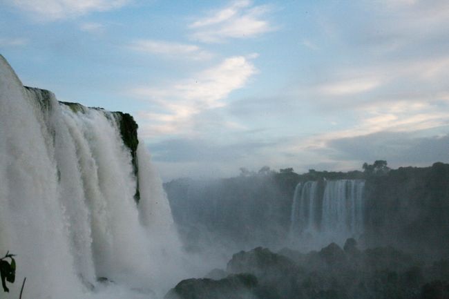 イグアスの滝はナイアガラ、ビクトリアの滝と並び世界３大名瀑の１つに数えられており、それぞれユネスコの世界自然遺産に登録されています。<br />とりわけこのイグアスの滝は、圧倒的な水量を誇りその迫力と神秘的な美しさは圧巻です。<br />