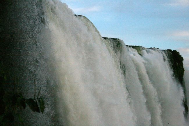 去年は異常気象で水量が少なく、滝の流れる幅が途切れて貧弱な感じがしていましたが、今年は通常の水量だとの情報を得ていたので、安心して行くことができた。
