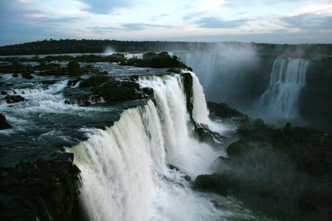 ブラジル側のエレベーターを上がったところから撮影（ブラジル側の滝）