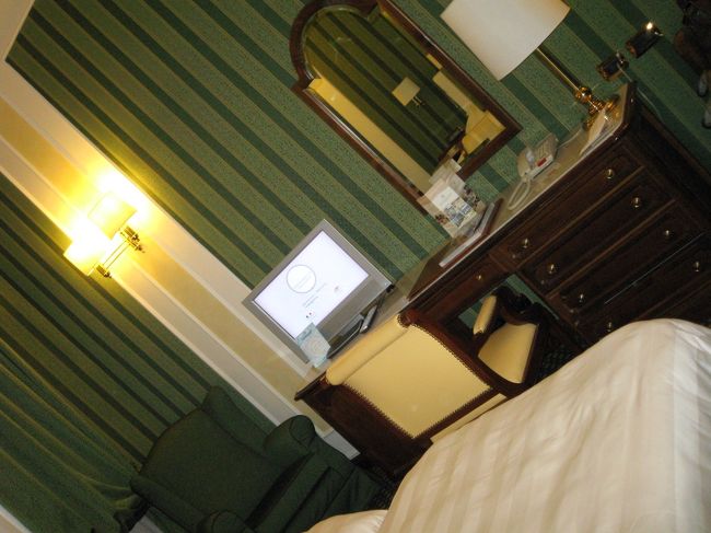 ホテルの部屋にて<br />とても高級感があり<br />緑に統一されたお部屋は癒されました。<br />また設備も整っていて<br />部屋に入るとテレビのモニターに<br />ウェルカム。。。と私達の名前が映っていました。