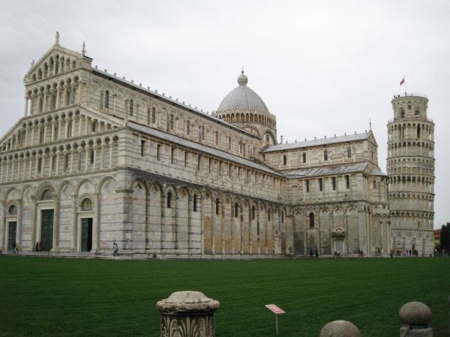 ピサの斜塔です。<br />せっかくきたのにこの日は雨でした・・・。<br />