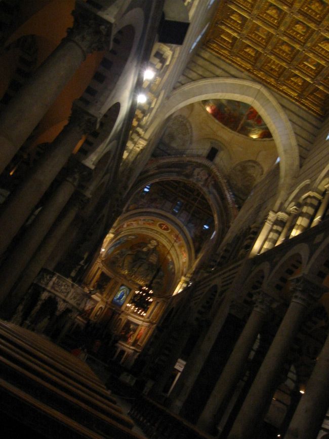 ドゥオモの中<br />ぶら下がっているランプは<br />ガリレオがこのランプをみて<br />振り子の法則を発見したと言われているので<br />『ガリレオのランプ』と呼ばれているそうです。