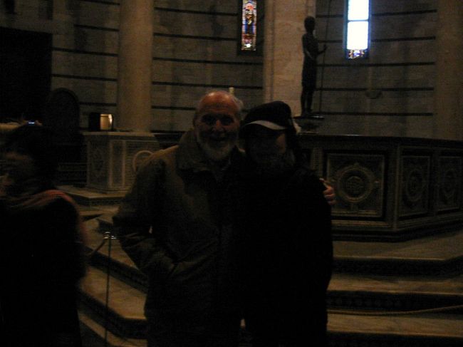 ピサの斜塔にある洗礼堂<br />ガイドさんのお友達のイタリア人のおじさん<br />とっても易しいおじさんでした。