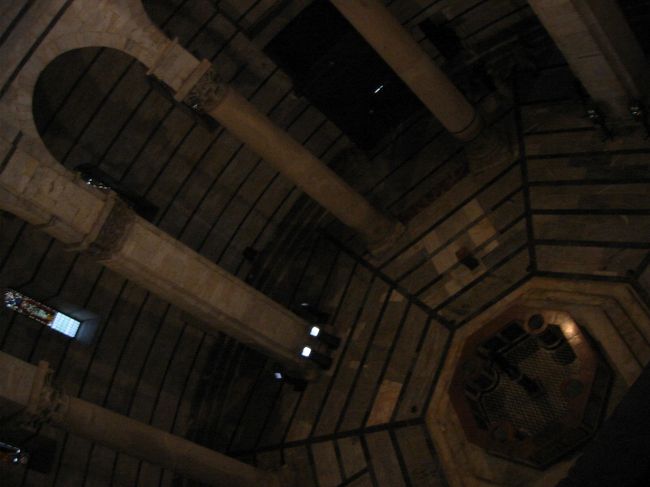 洗礼堂の上から<br />ちょうど私がイタリア人のおじさんと<br />写真を撮った場所を見おろしている感じです。<br />この洗礼堂は音の反響効果がすばらしく<br />自分が『あ〜』と発っして反響した声に<br />またハモってまたハモってしていくと<br />一人ですばらしい和音ができあがります。<br />それを１日に数回ピサの守衛さんが<br />洗礼堂の真ん中に立ち披露してくれるのですが<br />これがまたとても一人で歌っているとは<br />思えないほど、素晴らしいハモリっぷりで<br />これまたなんともいえない<br />心が落ち着くメロディー♪♪<br />これはまた聞いてみたいと思っています。<br /><br />あくまで守衛の方がやっているので<br />ウマイ人とそうでない方がいるようです。<br />私の時はウマイ方でしたよっ!!<br />