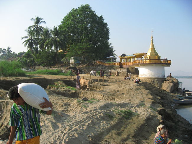 Shweyinhmyawパゴダの横からは、対岸への渡し舟が出ている。