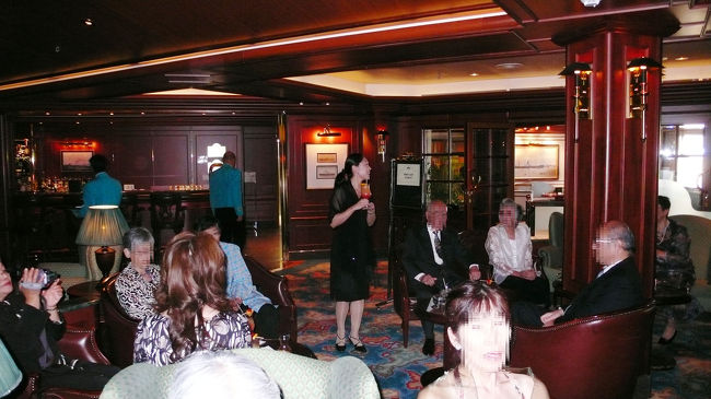 昨日は終日、日本海クルーズで２回目のフォーマル日で、夕食前に旅行社主催のパーティーが開かれた時のスナップです。<br />添乗員の挨拶の後、乾杯の音頭に私が急に指名され、面食らいました。理由はアラスカクルーズでご一緒したためらしい。<br />