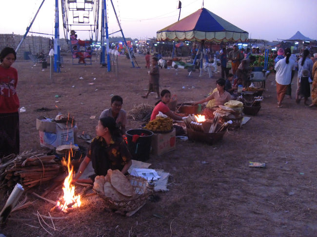 日が暮れるにつれて、どんどん人が集まってくる。<br />村のお祭りがそのまま大規模になったような、暖かい雰囲気。