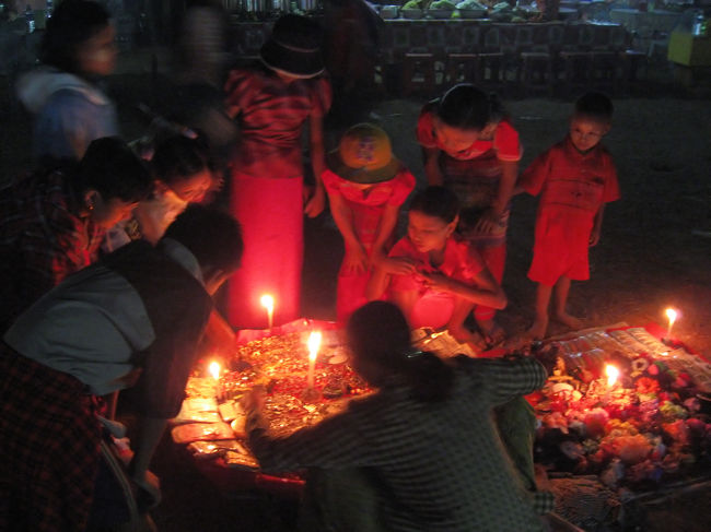 アクセサリーやさん。<br />子供たちも大人も真剣に品定め。