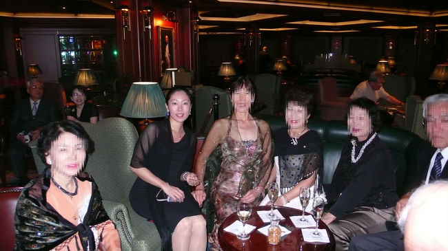 優秀な添乗員の嶋田さんを挟んでのスナップ。