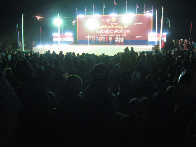 ぶらぶらしていると、ステージにはもう大勢の人が。