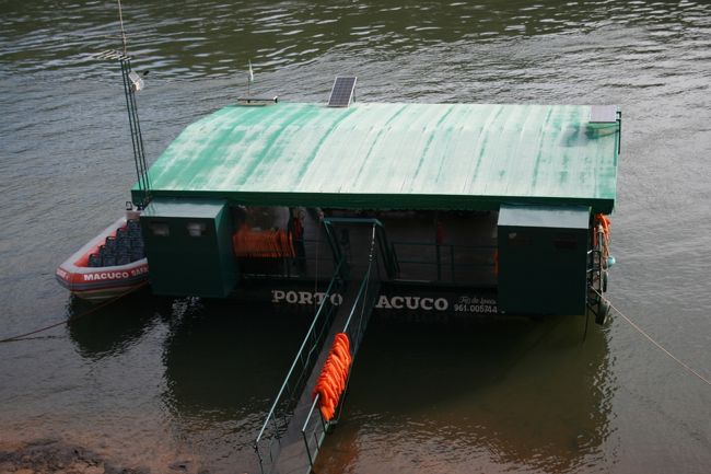 急な下り勾配を下ると川岸のボート基地に到着した。ここで救命具を付けビニール合羽を着て（何の役にも立たないが）いよいよ滝に突入するツアーの出発となる。