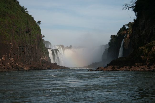 前方に虹の懸かった「悪魔ののどぶえ」が見える。<br />この滝には突っ込まない、命の保障がないので。