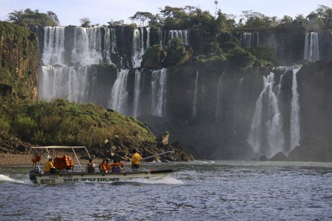 他のグループ。こんな感じでこれから滝に突入する<br />のだろう。水着を着けているのが確認できる。（現地の季節は冬だが）