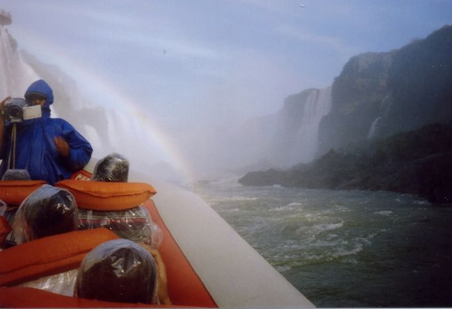 全員合羽を着て、いよいよこれから滝に突っ込む！<br />ここからは水飛沫がかかりびしょ濡れになるので、普通のカメラは使えない。この場面を予想して使い捨ての水中カメラを持ってきた。<br /><br />