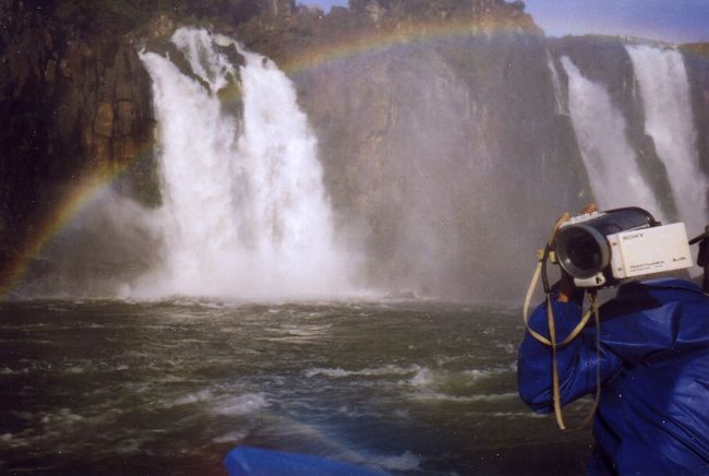 虹の懸かる前方の滝を目指していざ突入！<br />ガイドのカメラマンも完全武装の構えでスタンバイ！<br />乗客には一抹の不安と期待の気持ちが交錯している。<br />虹の彼方には一体何が！<br />Somewhere Over the Rainbow♪♪<br />歌っている場合ではない！