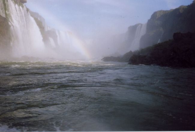ゴムボートに乗り、水上から見上げる滝の姿は臨場感と威圧感を感じる。何かぐっと圧し掛かってくるようだ。虹のかかるボーダーラインをゴムボートが進む。<br />左がブラジル、右がアルゼンチン。