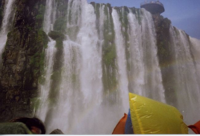 本当にこの滝に突っ込むのだろうか？<br />滝は目前に迫ってきた。猛烈な水しぶきと風圧が迫ってくる。人の声は轟音にかき消されて聞き取れない。<br /><br />イグアスの滝を頭から被るなんて一生の思い出になるかも。<br /><br />ここは滝に打たれて懺悔することにしよう！