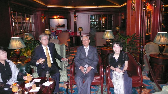 右から２番目の方、ボランティアでマジックやパソコン指導、歌・体操等、知事認定のシルバーアドバイザーとして大活躍しておられるそうです。