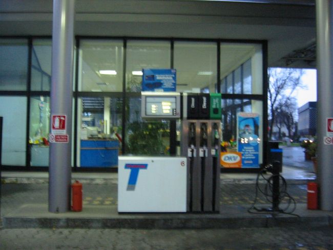 ブレていますが・・・・<br />イタリアのガソリンスタンド