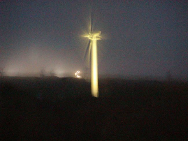 １日目：稚内公園付近の風車。<br />夕食は外食。お目当てのタコシャブや八角など新鮮で美味しくて。満足満足（＾＾）。<br />ホテルへの帰り道に写した風車。カメラもほろ酔い気味か、ピンボケながらも幻想的に写っていました。