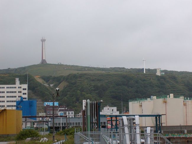 ２日目：開基百年記念塔・北方記念館と風車。<br />早めに目覚めて、朝食前の散歩。国際線フェリーターミナルの近くから撮影。突然の雨に走ってホテルまで帰りました。