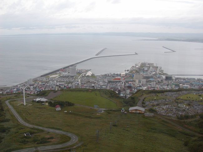 ２日目：開基百年記念塔から見た稚内港。<br />はるか彼方に、これから行く宗谷岬が見えてます。