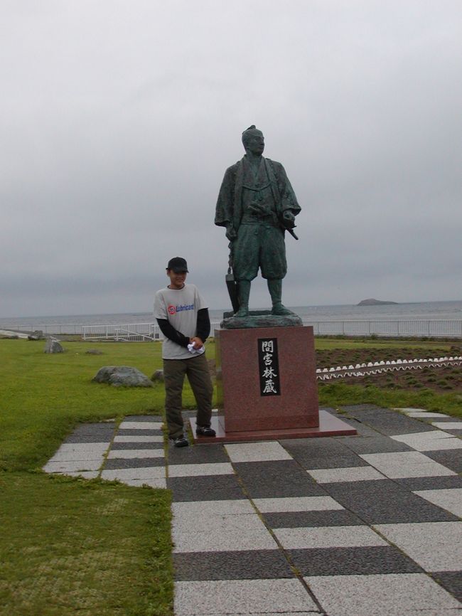 ２日目：宗谷岬／間宮林蔵の像。<br />あいにくの雨の中、記念写真だけは撮ってきました。お昼に食べた間宮堂の帆立ラーメンはとても美味しかった。