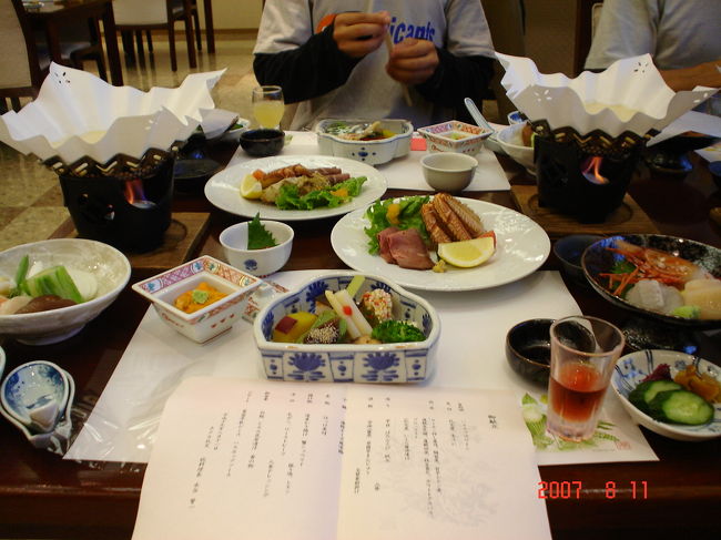 ２日目：礼文島／ホテルでの夕食。<br />15:10の稚内港発フェリーに乗って、17:05香深港へ到着。<br />憂鬱な雨のなか、暖かく迎えてくれたホテル礼文で、夕食は期待以上のご馳走でとても美味しかった。