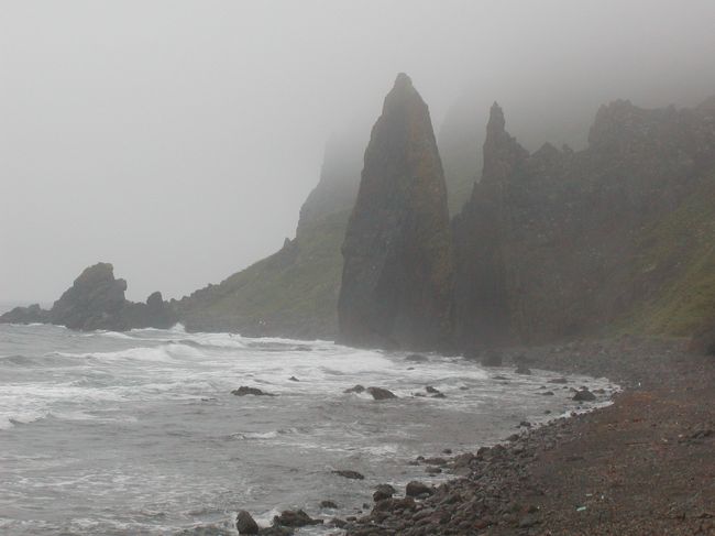 ３日目：礼文島／元地海岸〜地蔵岩。<br />昨日の雨は上がったものの、霧が晴れずにガッカリ。<br />雨よりいいか、と気を取り直して、ホテルで借りた電気自転車で　メノウ浜まで行ってきました。