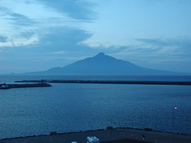 ４日目：礼文島。<br />やっと見えた利尻富士。夜明け前のシルエットをホテルの窓からワンショット。