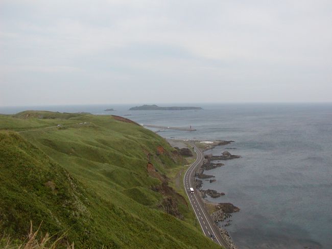 ４日目：礼文島／スコトン岬へ向かうドライブコースにて。<br />やっと晴れた。格好のドライブ日和。レンタカーを借りて最北端まで行ってきました。
