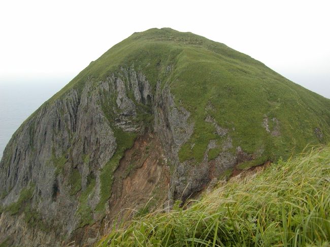４日目：礼文島／桃岩。<br />昨日のハイキングでは全く見えなかった桃岩。レンタカーの返却時間が迫る中、今度は車で展望台まで行ってみました。<br />桃岩も猫岩も利尻富士も、良〜く眺めることができました。<br />来てよかったぁ〜。<br />