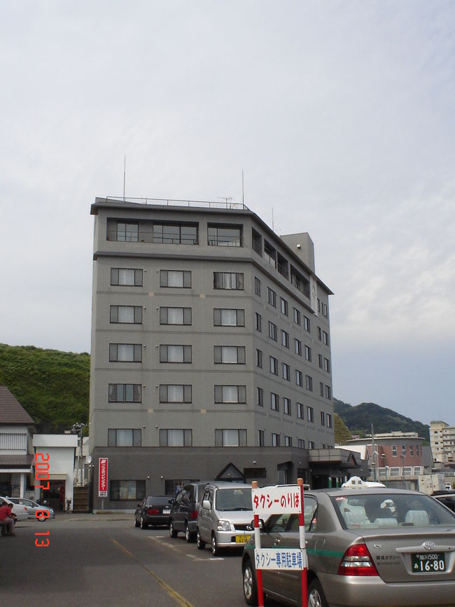 ４日目：礼文島／２日間お世話になった「ホテル礼文」。<br />フェリー乗船前に、お別れのワンショット。