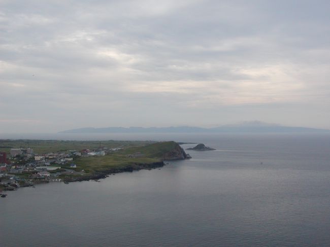 ４日目：利尻島／ペシ岬展望台から見た夕日ヶ丘展望台と礼文島