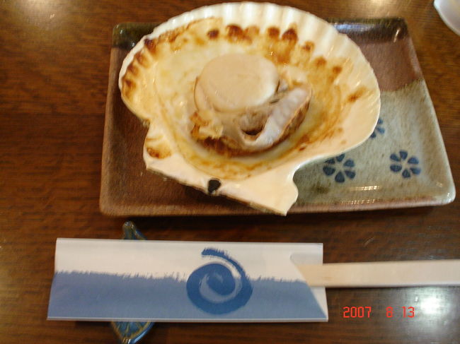 ４日目：利尻島／ペンションの夕飯の一品。<br />大きなホタテがとても美味しかった。