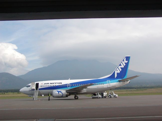 ５日目：利尻空港。<br />朝から晴れていた利尻富士も帰る頃には曇ってきました。これが最後の見納めか。<br />空港にはお土産がほとんど無く、お土産を買いそびれてしまいました。<br />もっと早く買っておくべきだった。