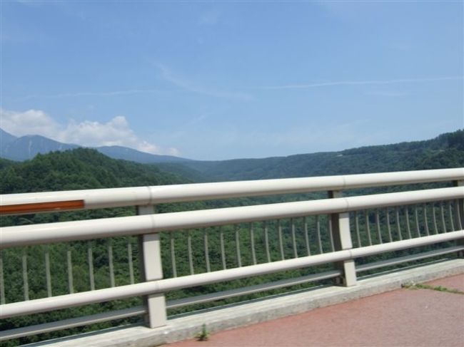 滝沢牧場から松原湖に向かう途中、長い橋を通りました。<br />車中から思わず撮ってしまいました。