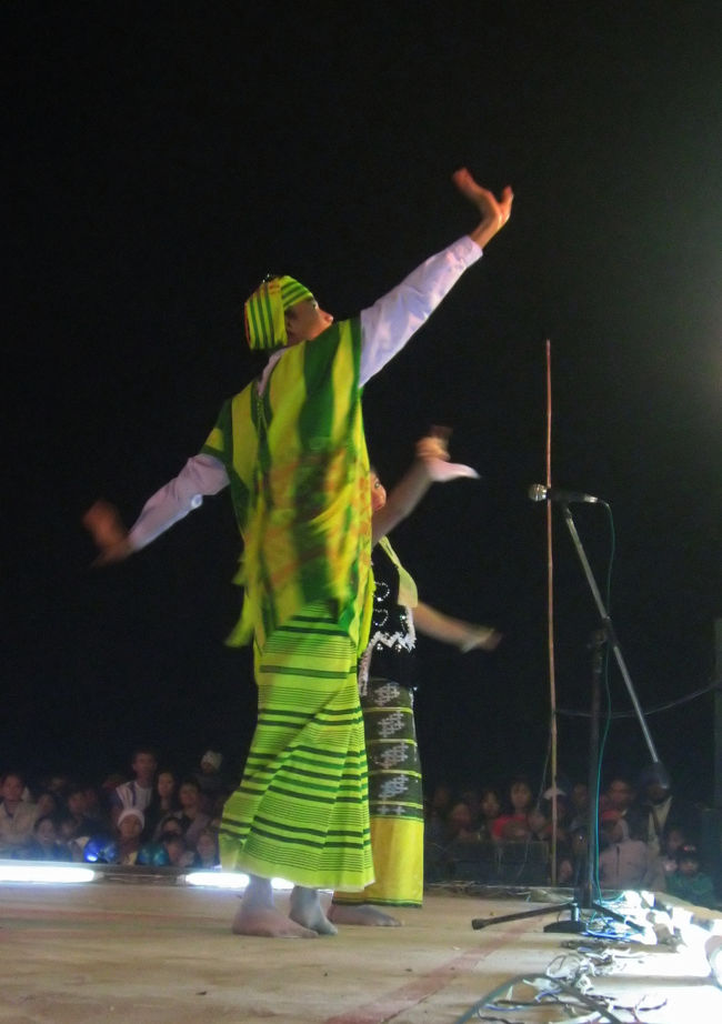 若者グループの踊り<br />さすがに切れがある