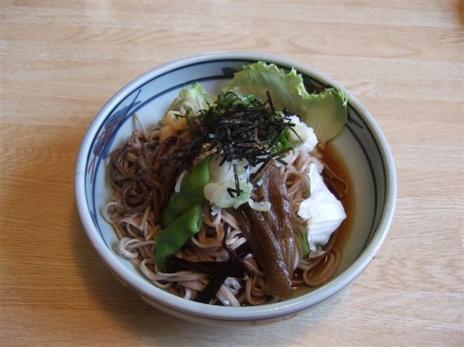 松原湖で昼食。<br /><br />冷やし山菜そば♪<br />山菜は店主が採りに行ってきたものを使用してるらしい。