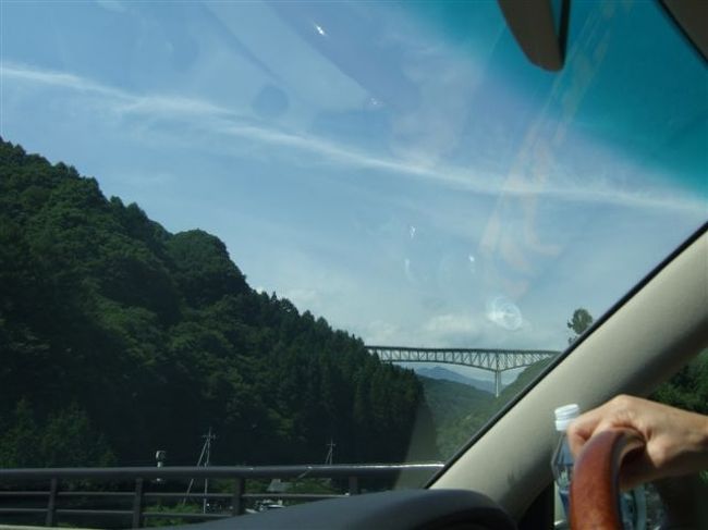 松原湖から明野のひまわり畑に行く途中、さっき通った橋が見えたので、車中からパシャ。