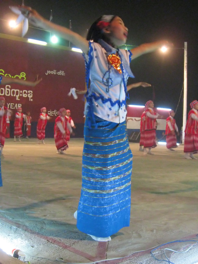 青い小鳥が夜空に飛び立つよう