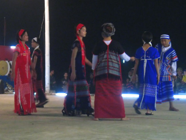 言葉は分からないんだけど、一人の青年に対するお嬢さんがたの恋のさや当て……のお話みたい。